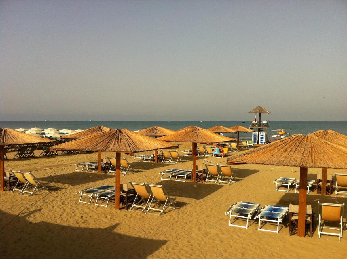 Oasi Del Mare Aparthotel Tirrenia Exterior foto