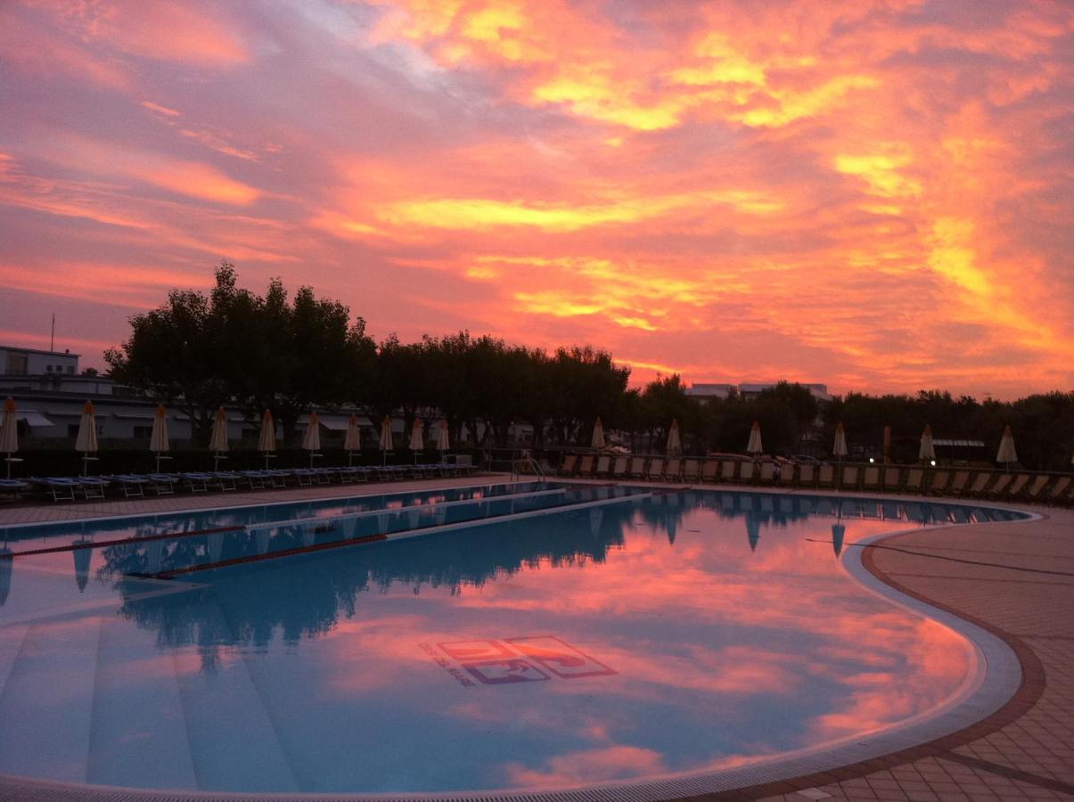 Oasi Del Mare Aparthotel Tirrenia Exterior foto